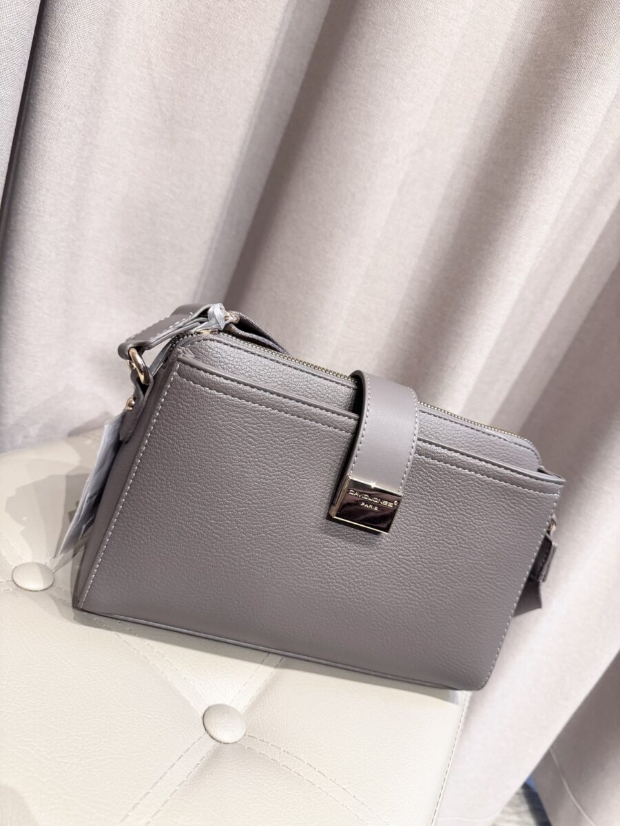 Stilinga David Jones rankinė per petį