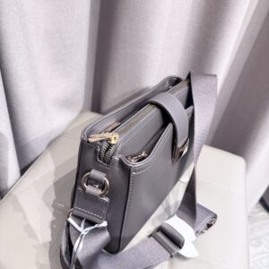 Stilinga David Jones rankinė per petį