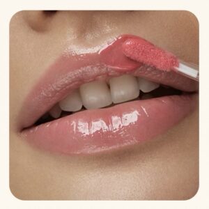 🌸 KIKO MILANO Bridgerton Brilliant Bliss lūpų blizgesys 02 – Blushing Nectarine