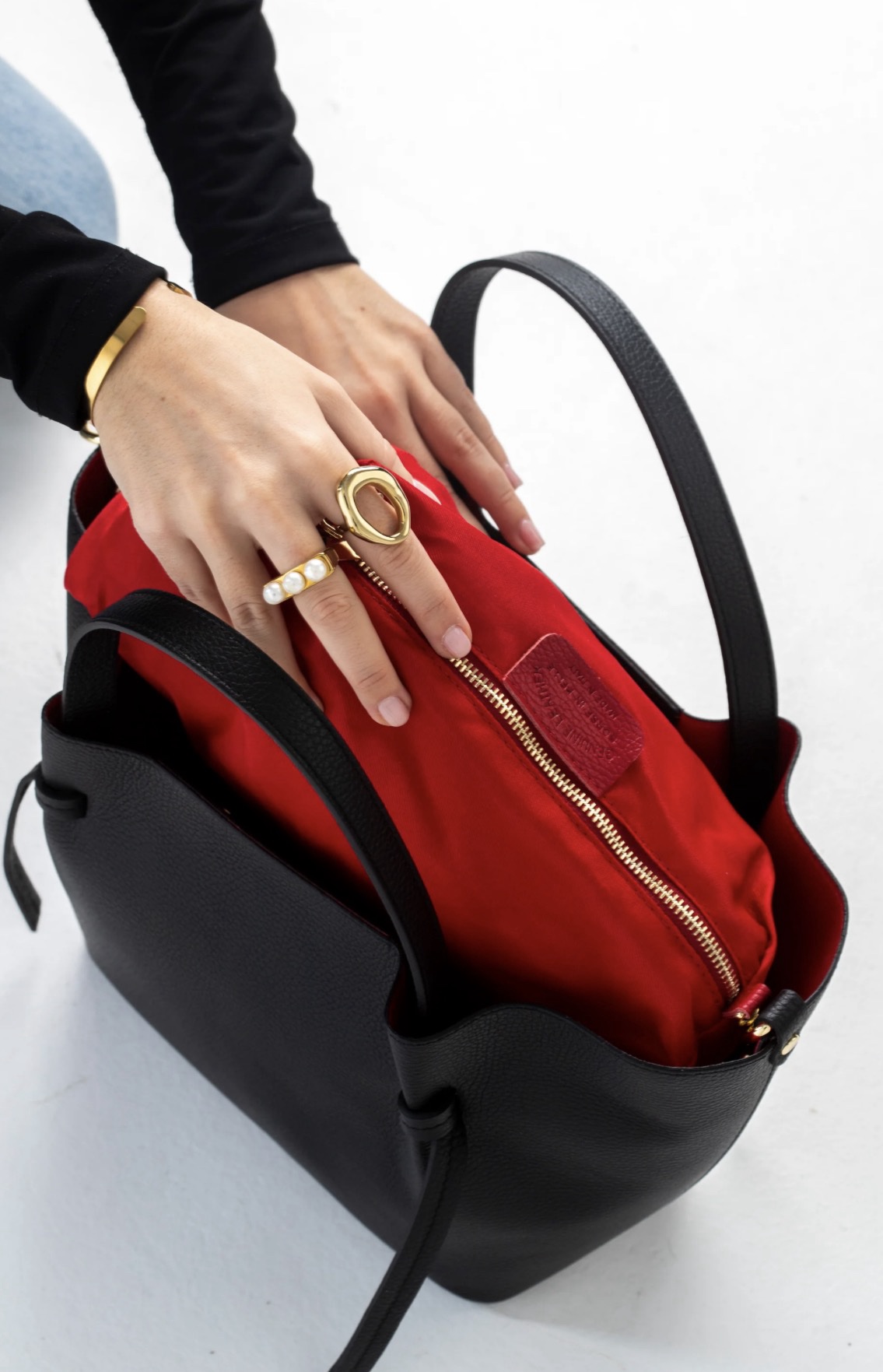 Odinė, juoda itališka rankinė