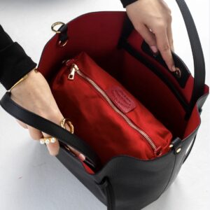 Odinė, juoda itališka rankinė