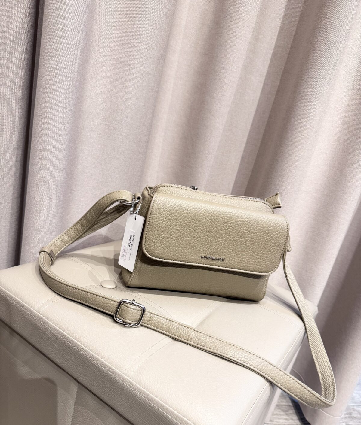 Maža rankinė per petį