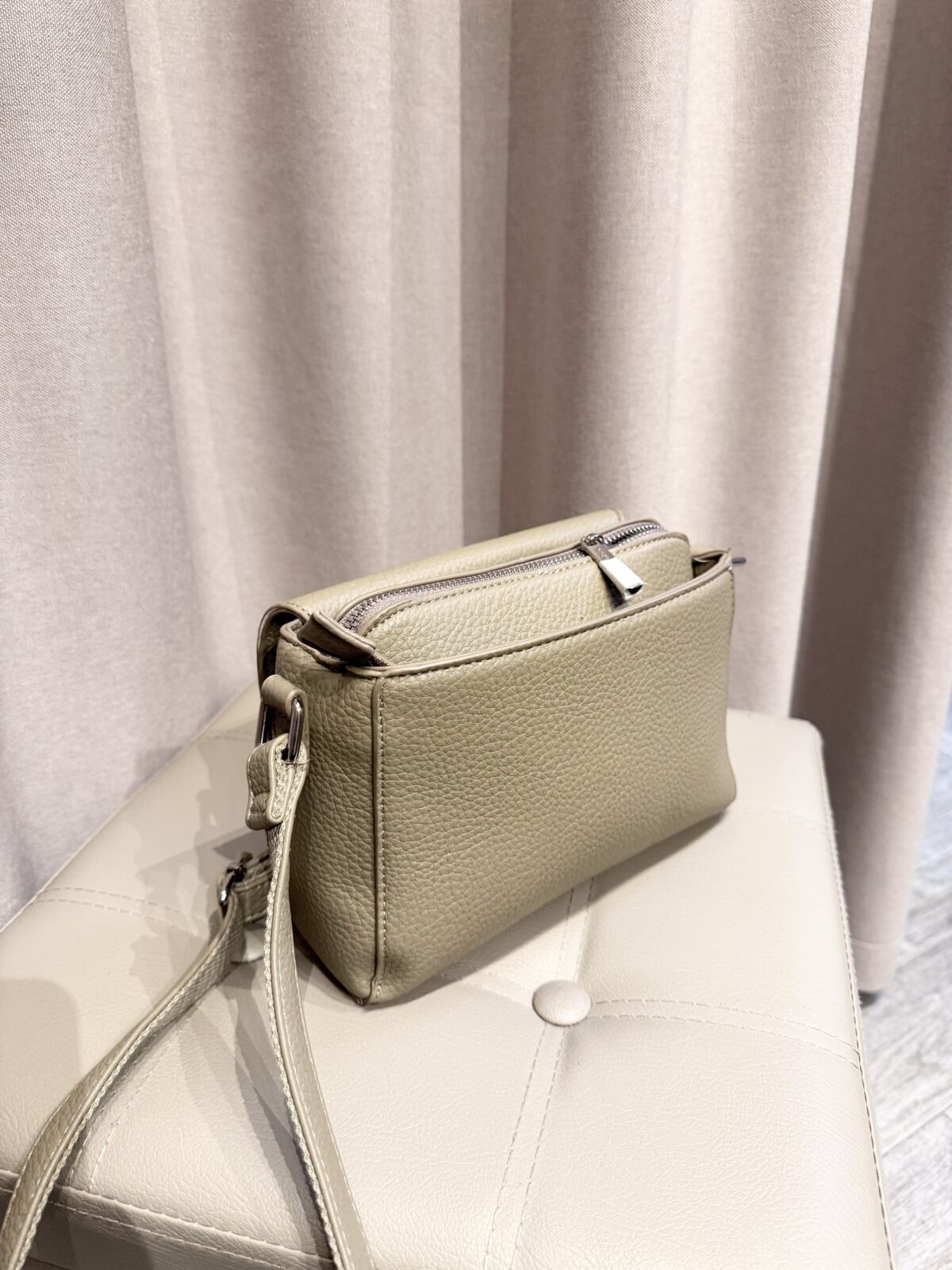 Maža rankinė per petį