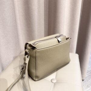 Maža rankinė per petį