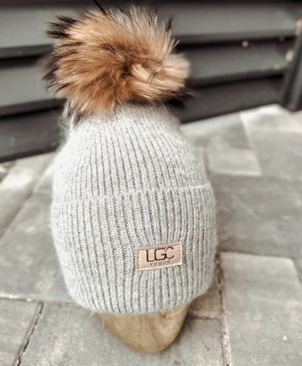 Kepurė su kailiniu bumbulu, UGC Vogue