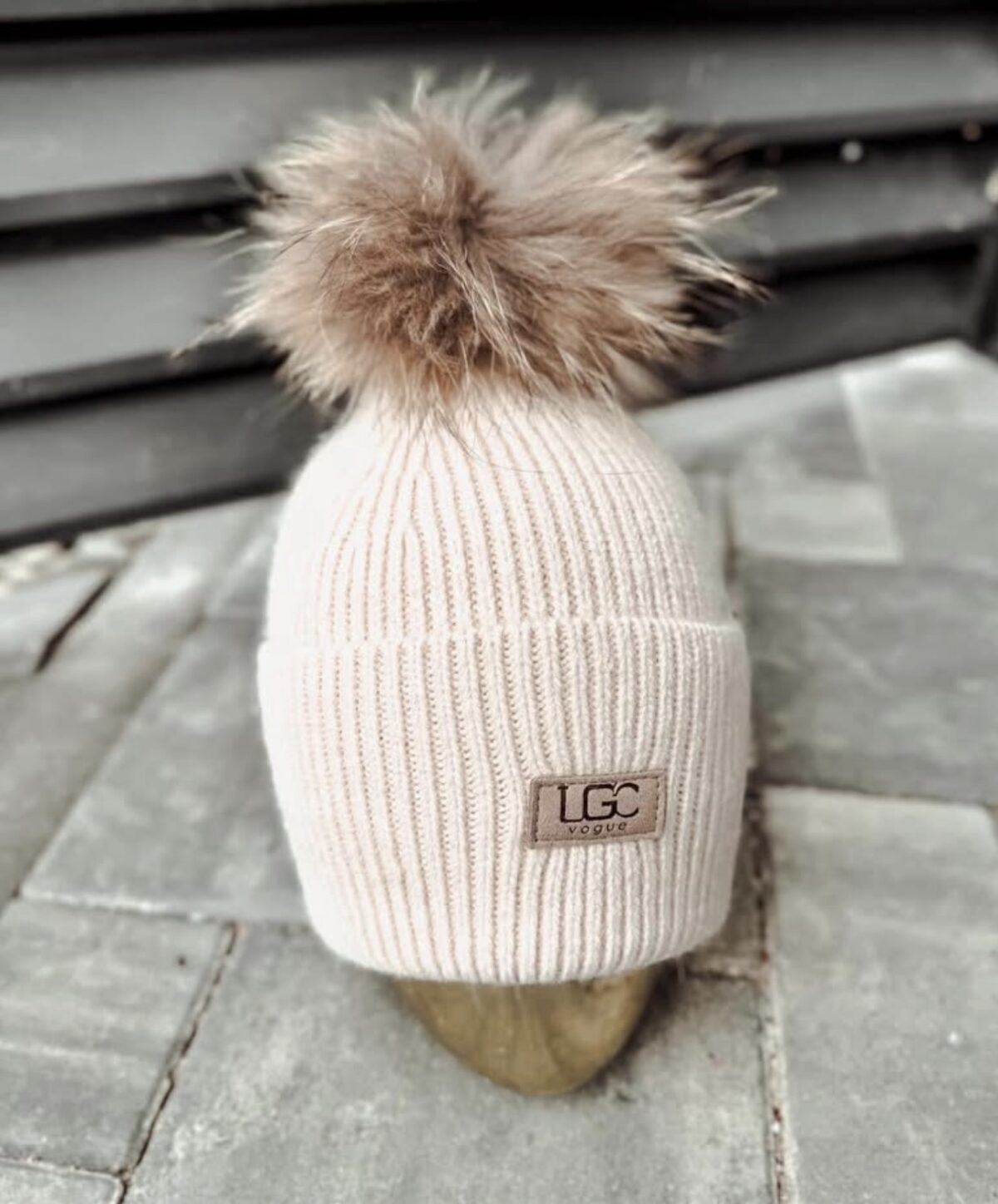 Kepurė su kailiniu bumbulu, UGC Vogue