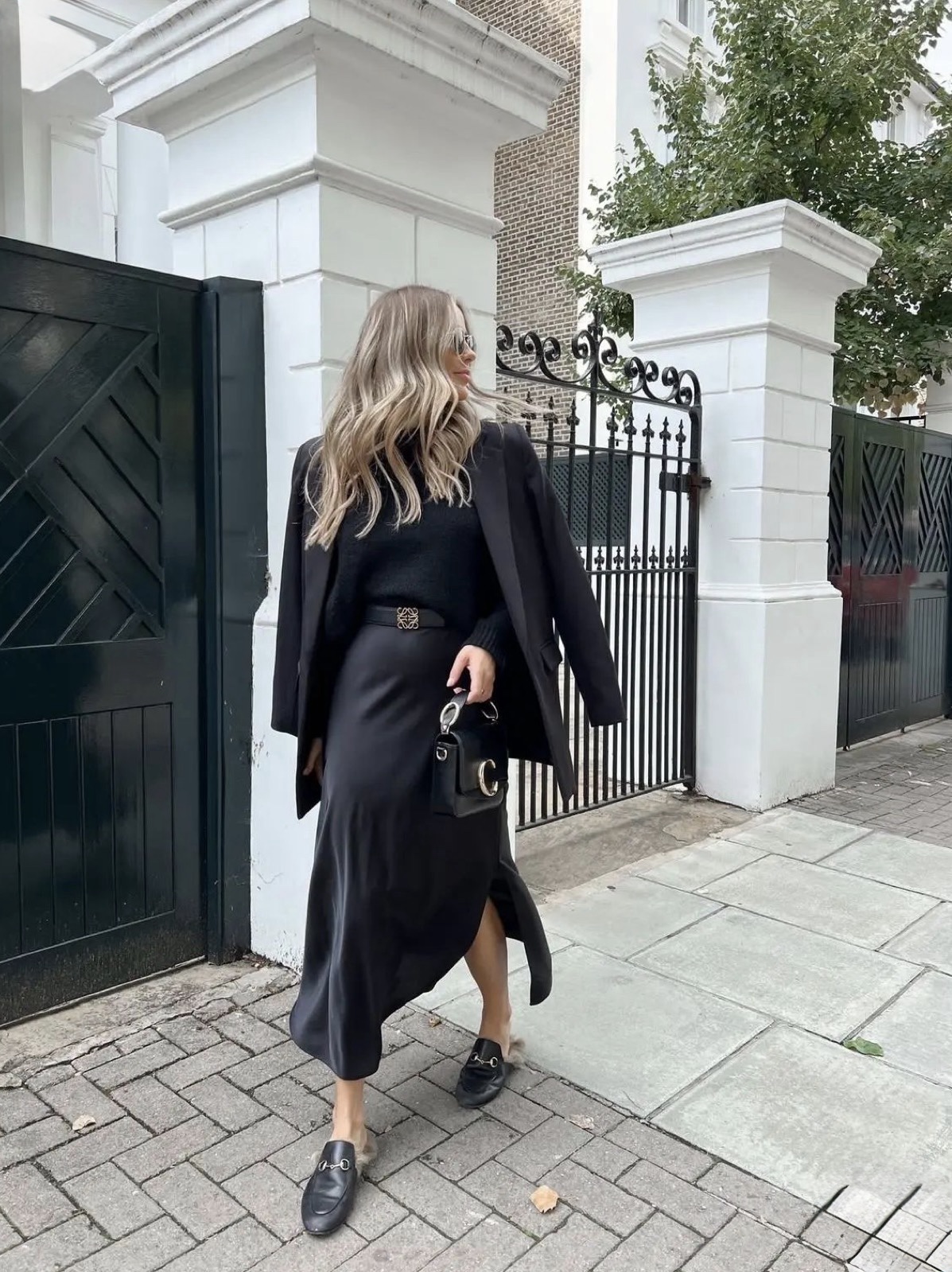 screenshot-574 Juodas satino sijonas