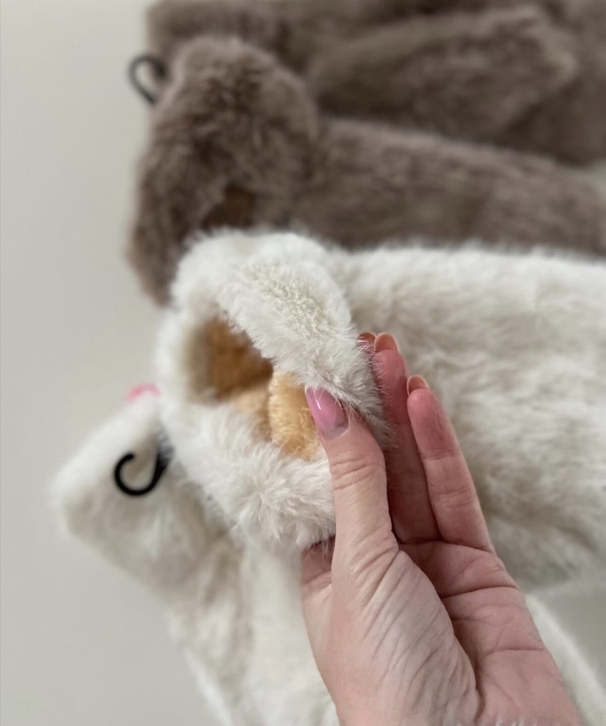 Kailinės UGC kumštinės pirštinės – šiltos žieminės pirštinės su dirbtinio kailio išore