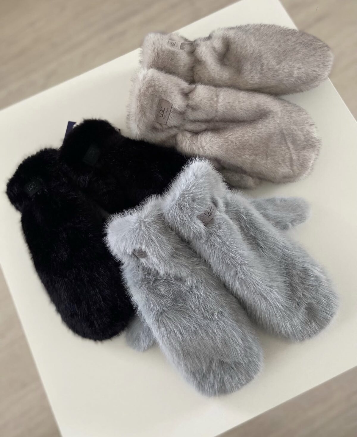 Kailinės UGC kumštinės pirštinės – šiltos žieminės pirštinės su dirbtinio kailio išore