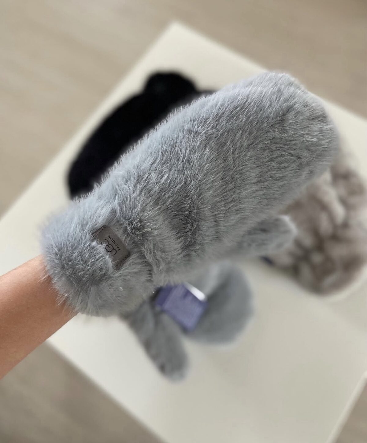 Kailinės UGC kumštinės pirštinės – šiltos žieminės pirštinės su dirbtinio kailio išore