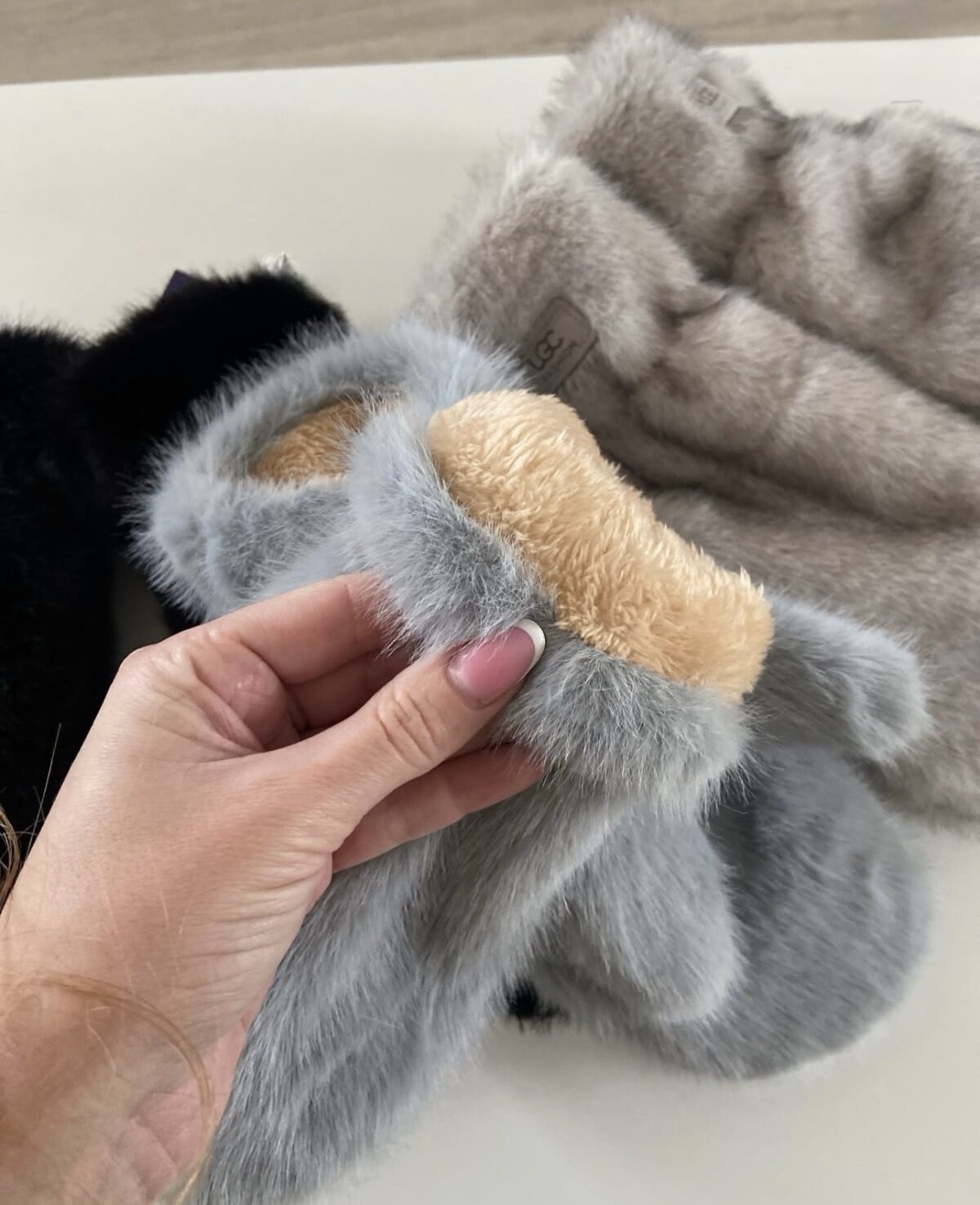 Kailinės UGC kumštinės pirštinės – šiltos žieminės pirštinės su dirbtinio kailio išore