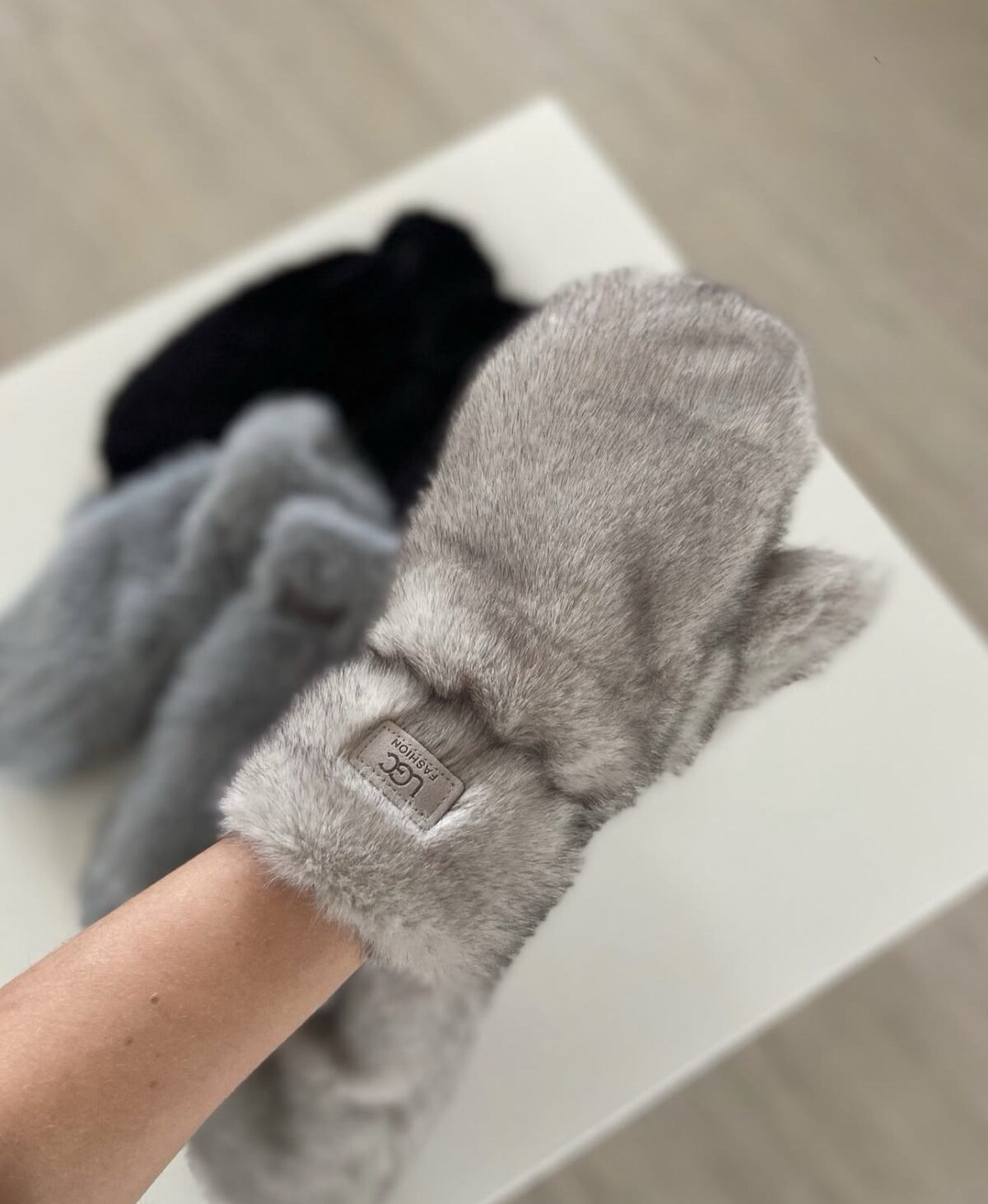 Kailinės UGC kumštinės pirštinės – šiltos žieminės pirštinės su dirbtinio kailio išore