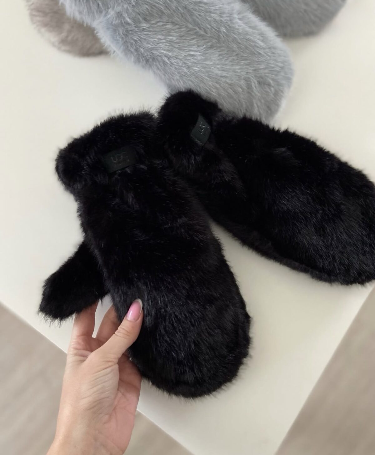 Kailinės UGC kumštinės pirštinės – šiltos žieminės pirštinės su dirbtinio kailio išore