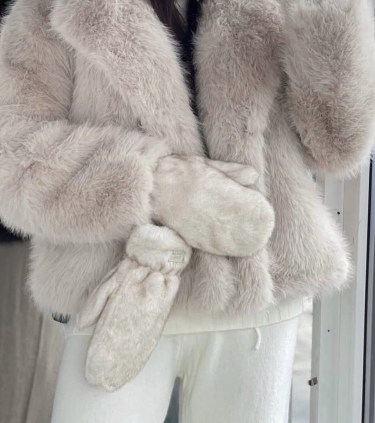 Kailinės UGC kumštinės pirštinės – šiltos žieminės pirštinės su dirbtinio kailio išore