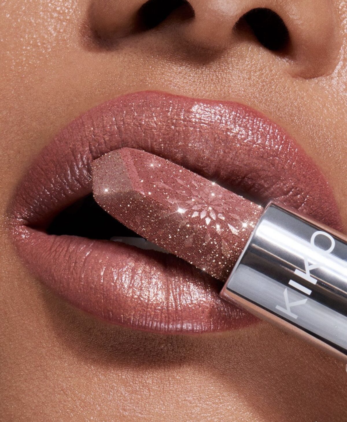KIKO MILANO Snow-Kissed Holiday Sparkly Peaks Lipstick 01 – lūpų dažai