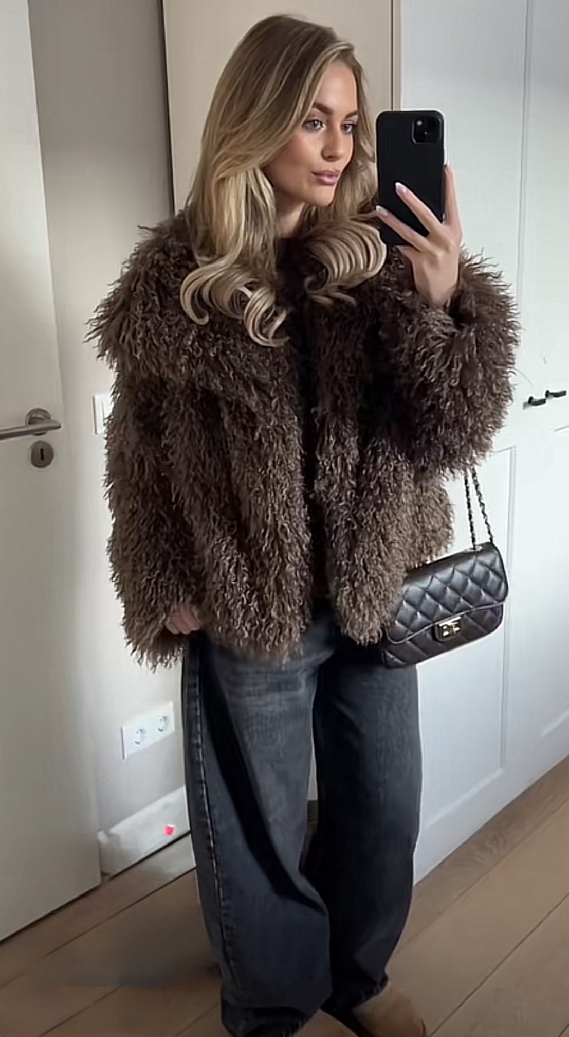 Rudi dirbtiniai kailiniai