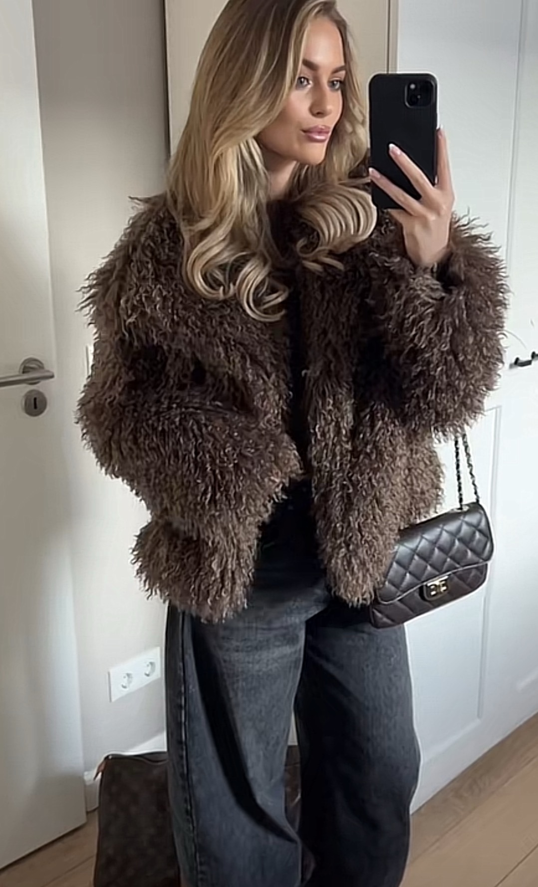 Rudi dirbtiniai kailiniai