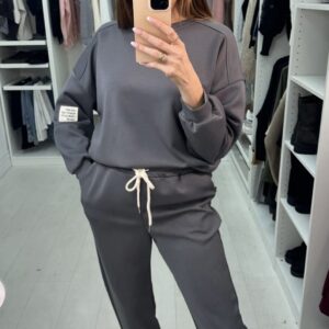 Pilkas sportinis kostiumėlis