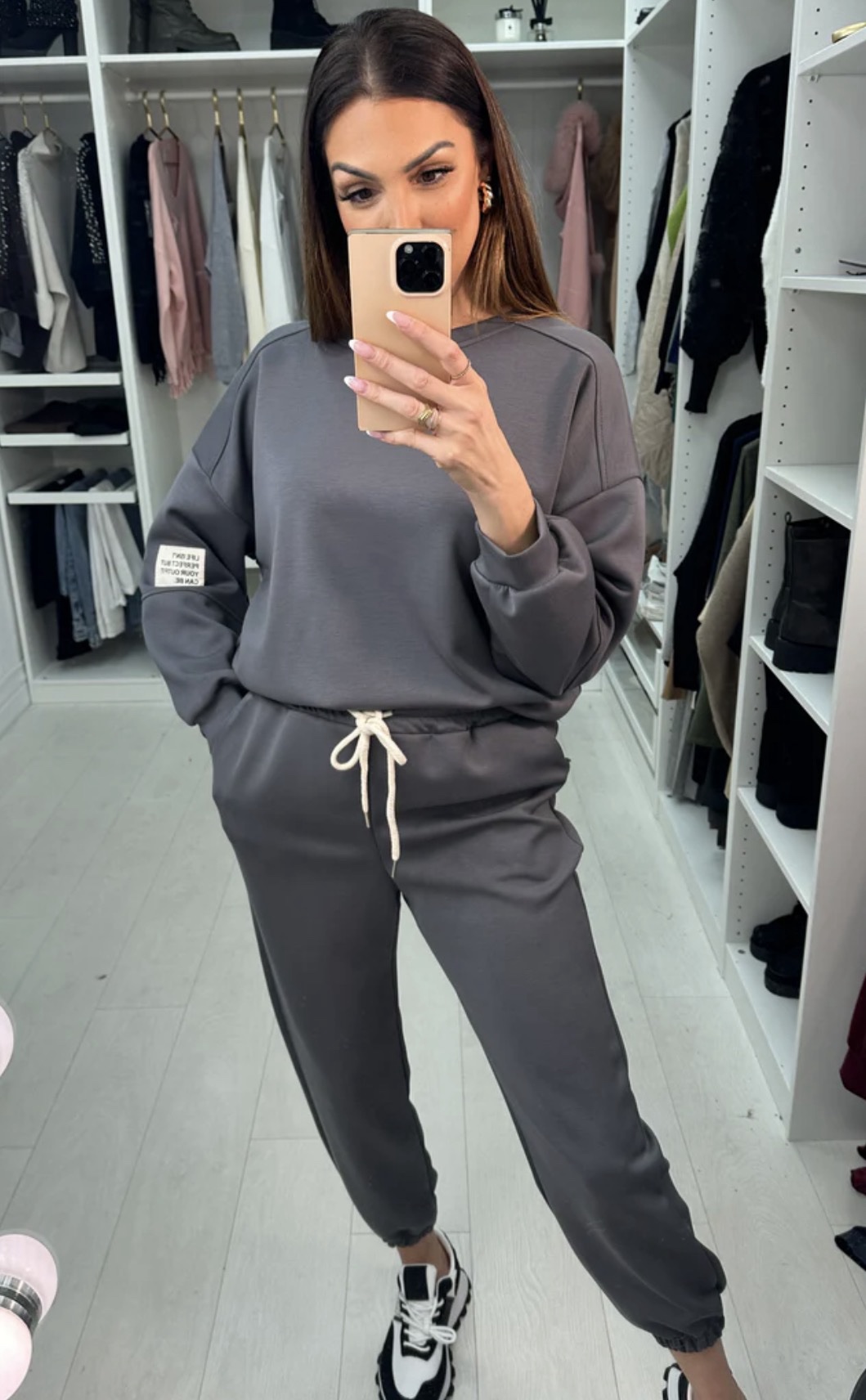 Pilkas sportinis kostiumėlis