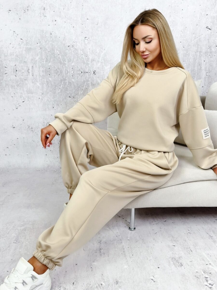 screenshot-626 Kreminės spalvos laisvalaikio kostiumėlis