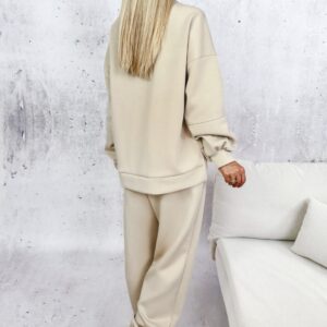 Kreminės spalvos laisvalaikio kostiumėlis