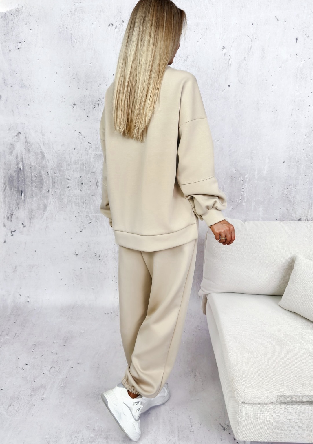 Kreminės spalvos laisvalaikio kostiumėlis