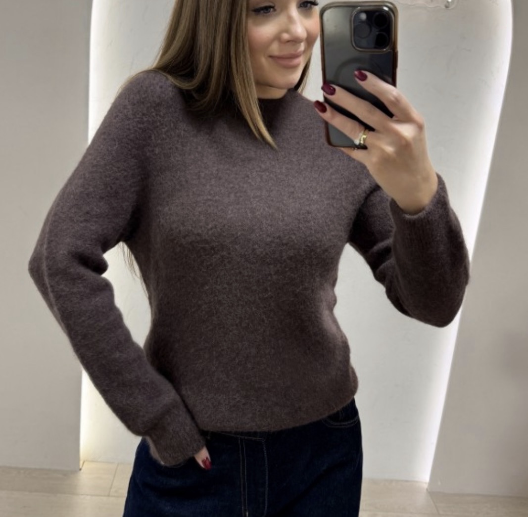 Klasikinis megztinis su 52% baby alpakos vilna – šokolado spalvos