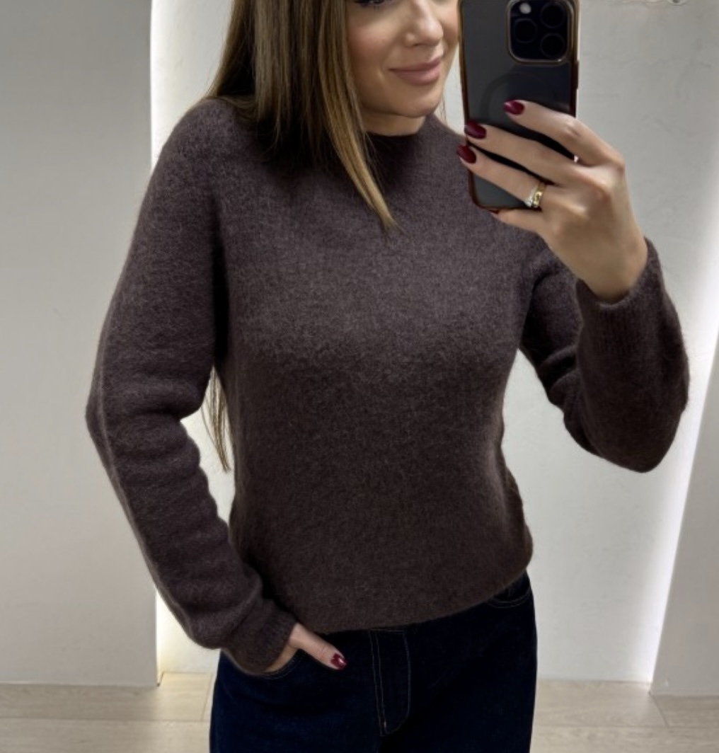 Klasikinis megztinis su 52% baby alpakos vilna – šokolado spalvos