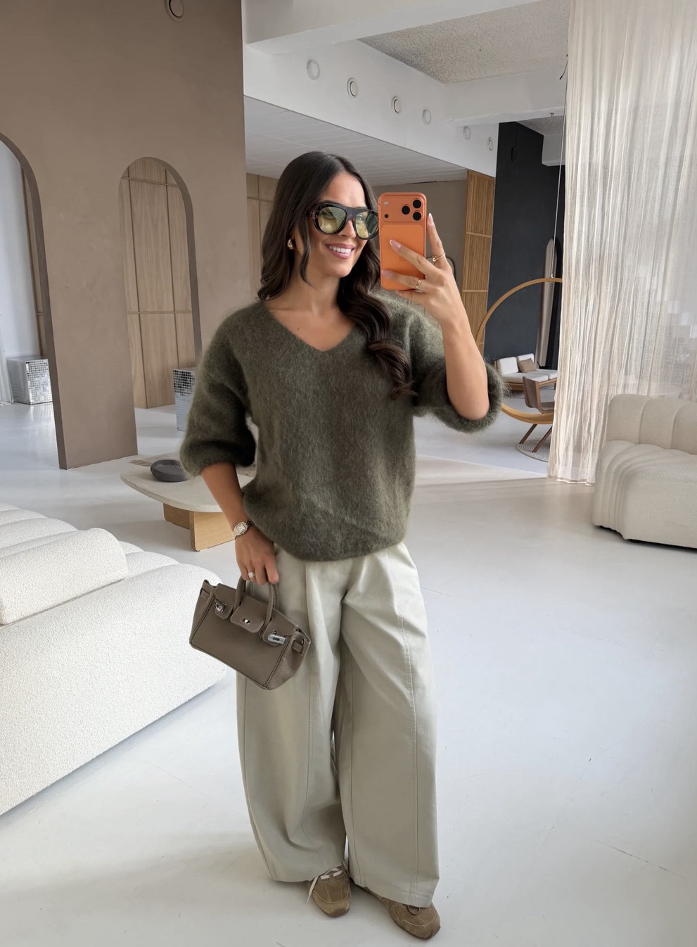 Purios tekstūros megztinis iš kid moheros – samanų spalvos megztinis (V iškirptė)