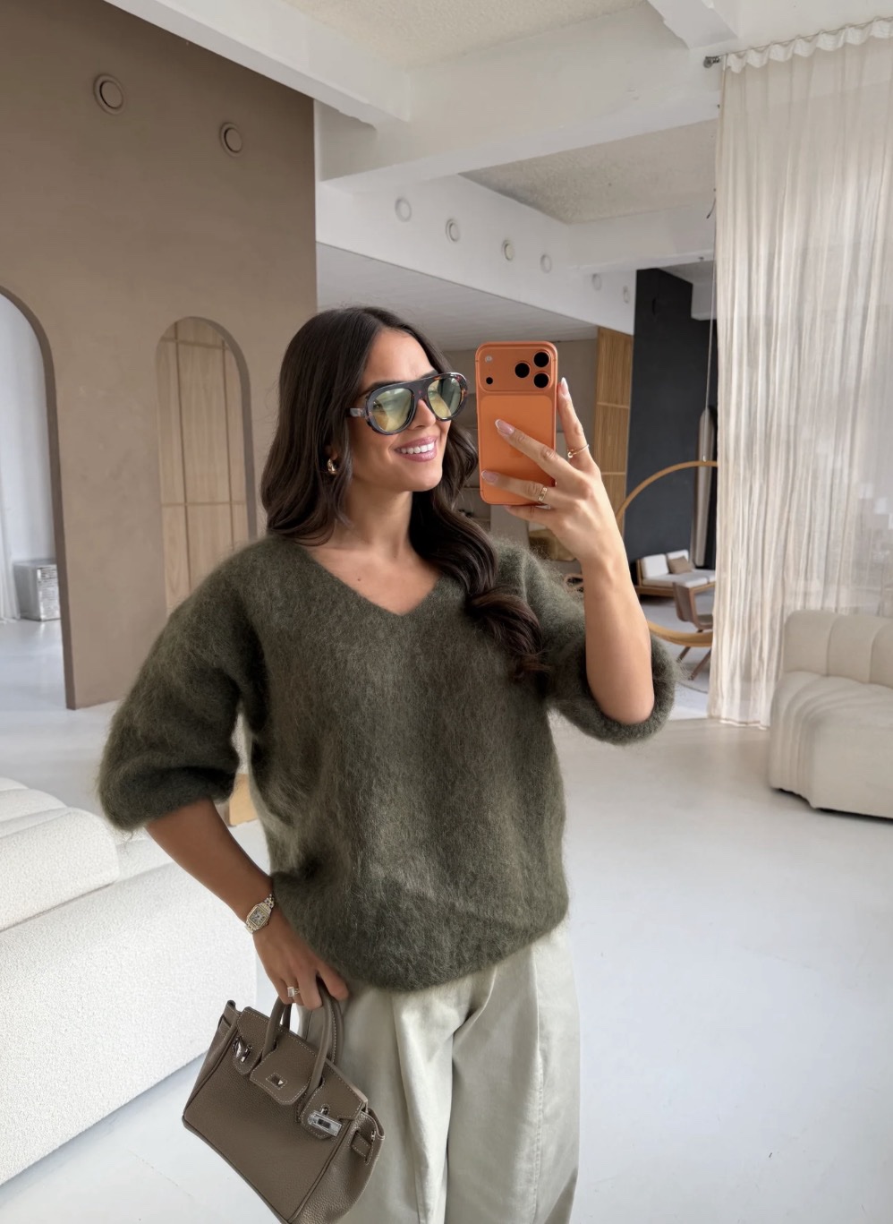 Purios tekstūros megztinis iš kid moheros – samanų spalvos megztinis (V iškirptė)