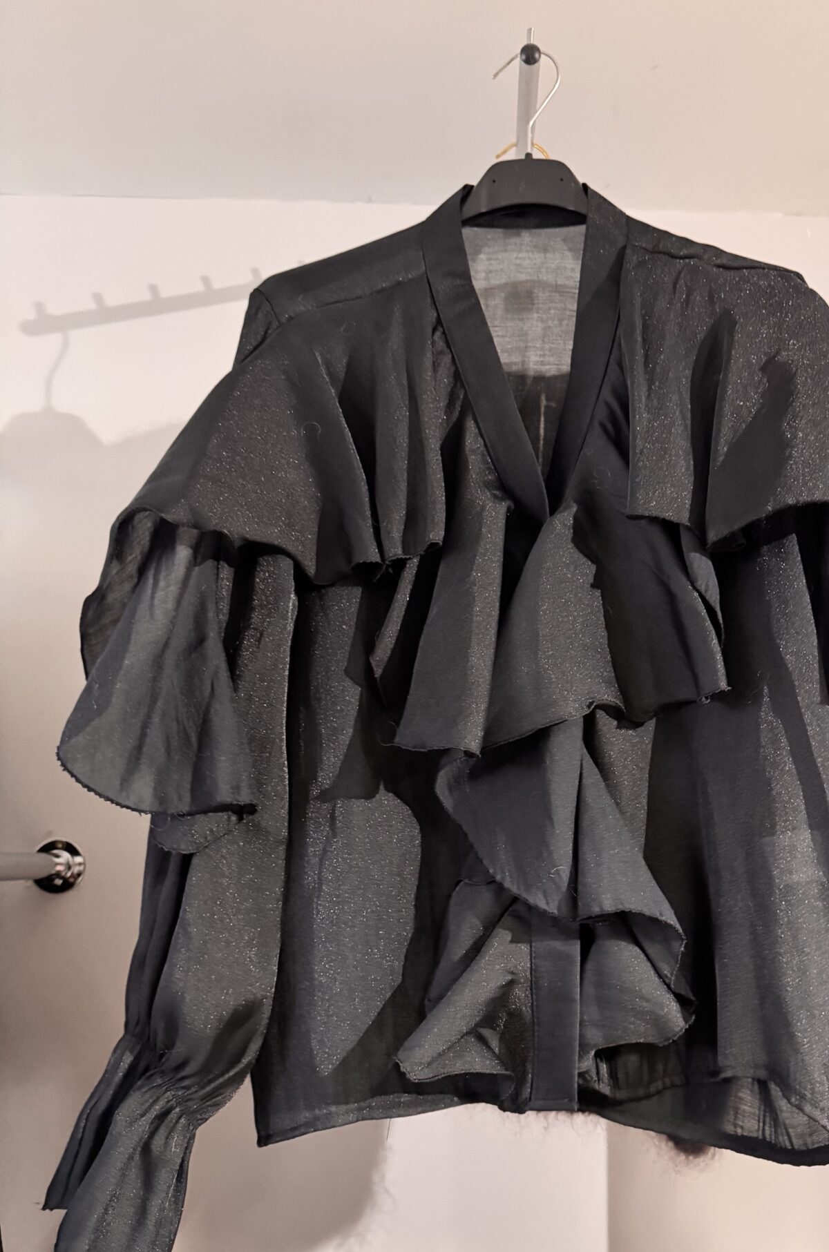 img_4320 Šventiniai marškinukai su raukiniais – elegantiškas modelis - juoda