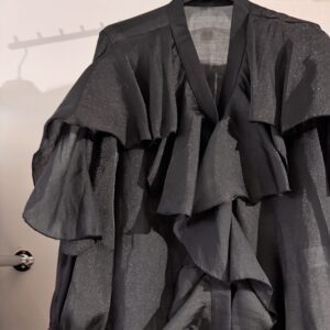 img_4320 Šventiniai marškinukai su raukiniais – elegantiškas modelis - juoda