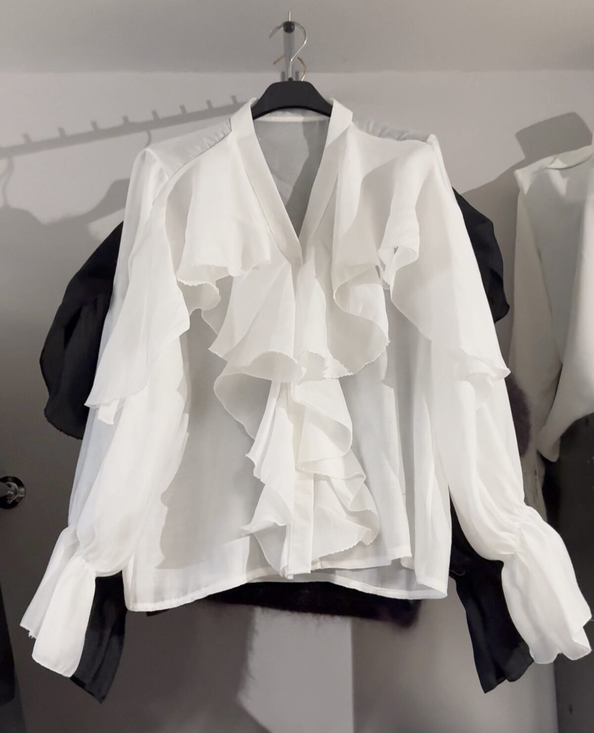 screenshot-773 Šventiniai marškinukai su raukiniais – elegantiškas modelis - balta