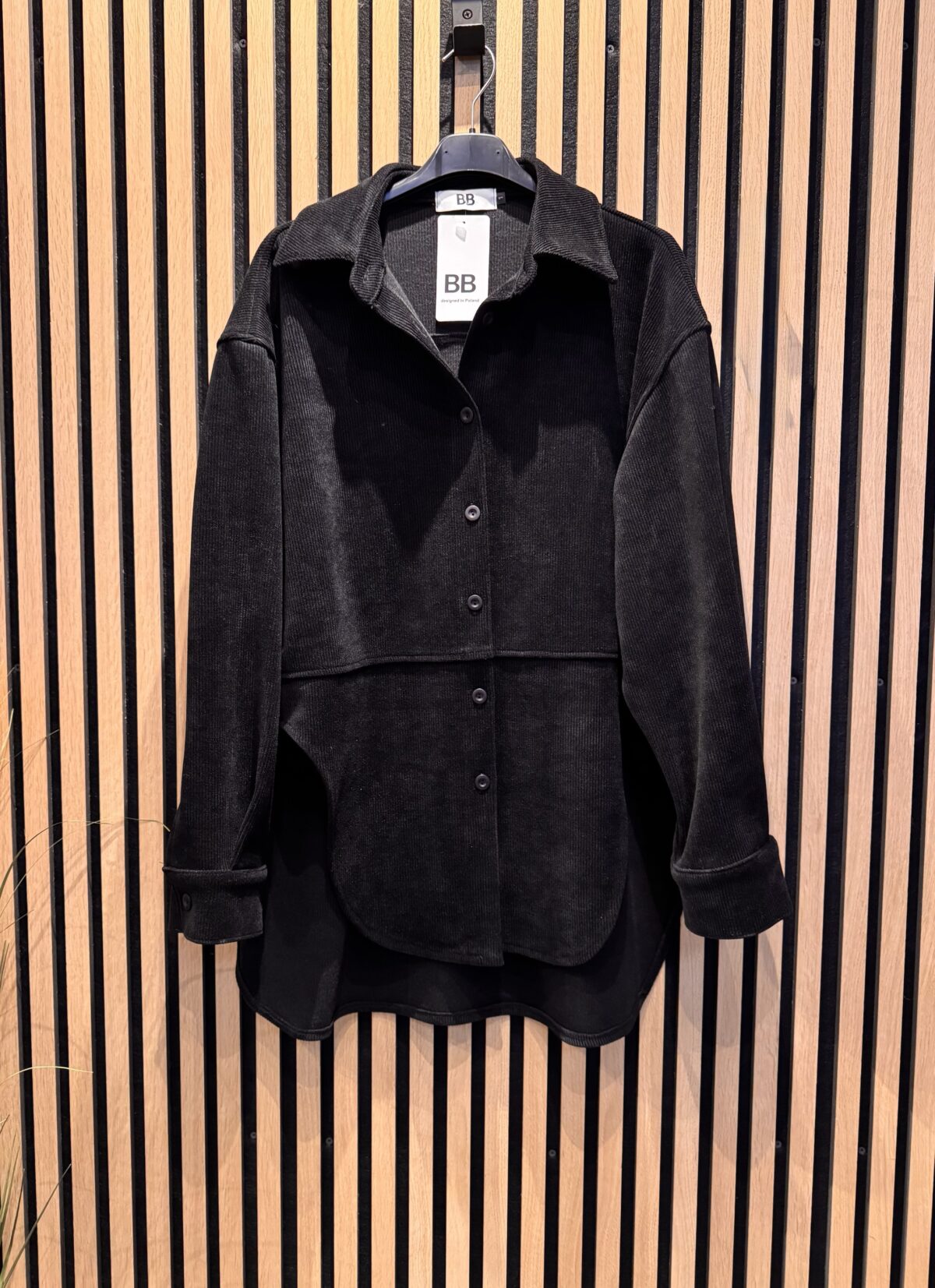 Velvetiniai juodi ilgi marškiniai – patogūs ir stilingi kasdienai