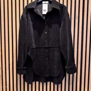 Velvetiniai juodi ilgi marškiniai – patogūs ir stilingi kasdienai