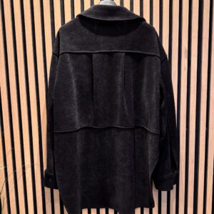 Velvetiniai juodi ilgi marškiniai – patogūs ir stilingi kasdienai