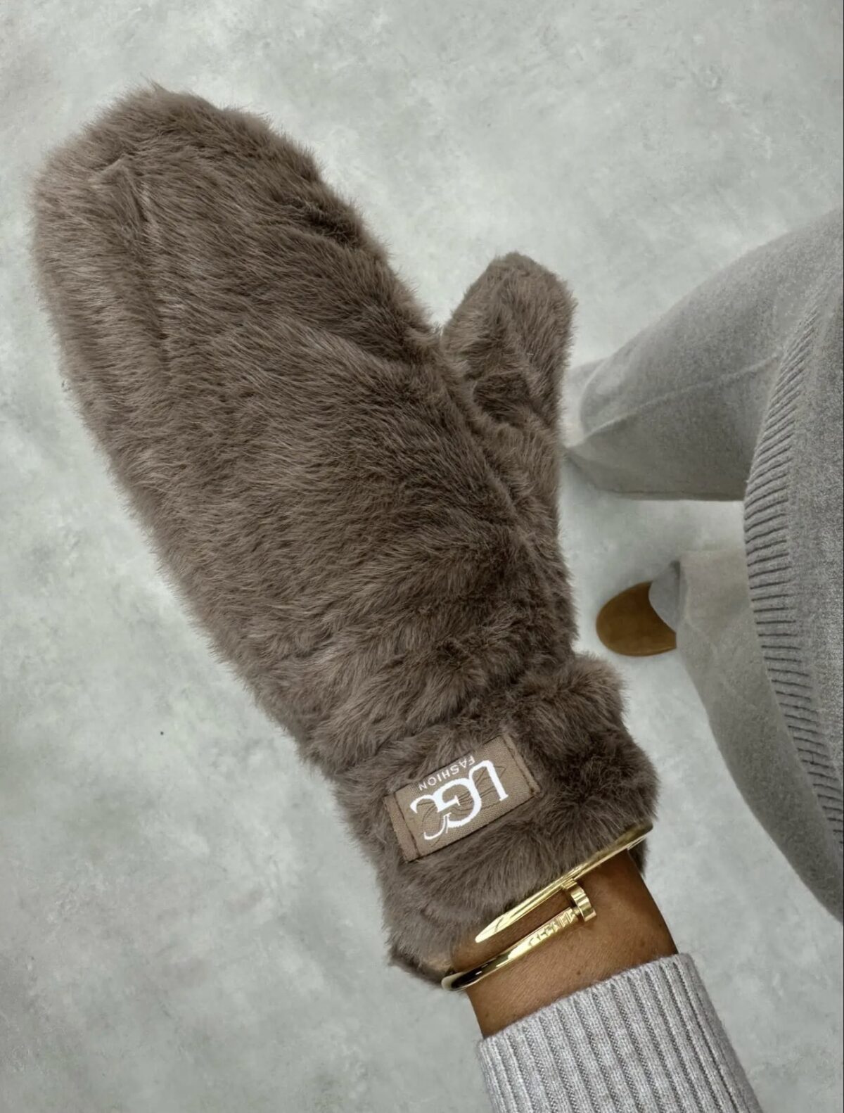 Kailinės UGC kumštinės pirštinės – šiltos žieminės pirštinės su dirbtinio kailio išore