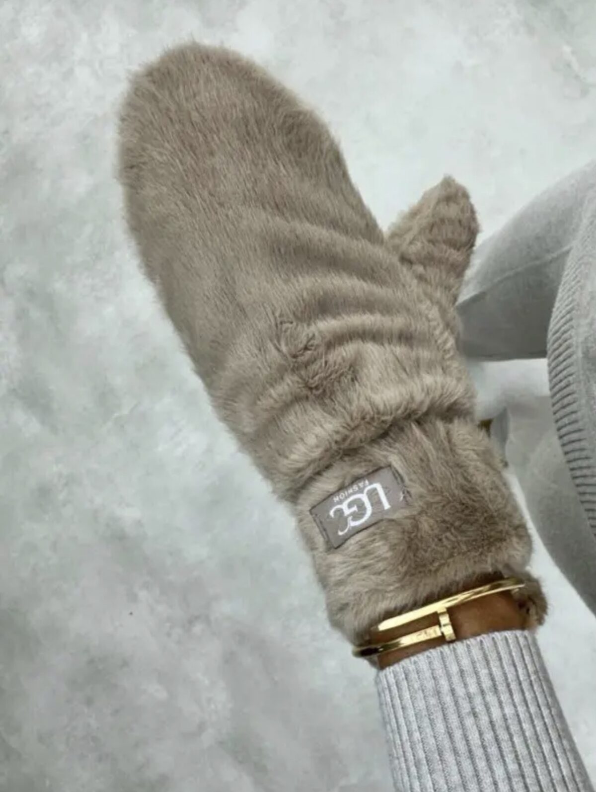 Kailinės UGC kumštinės pirštinės – šiltos žieminės pirštinės su dirbtinio kailio išore