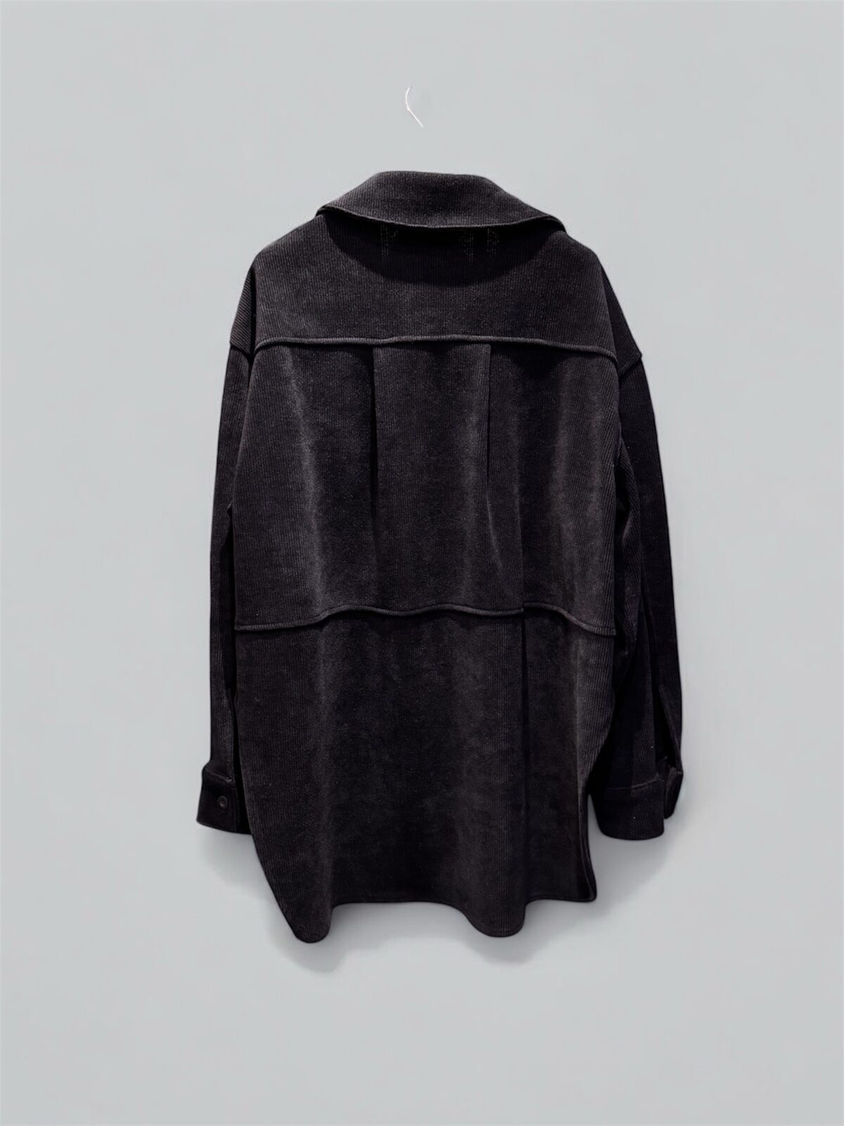 Velvetiniai juodi ilgi marškiniai – patogūs ir stilingi kasdienai