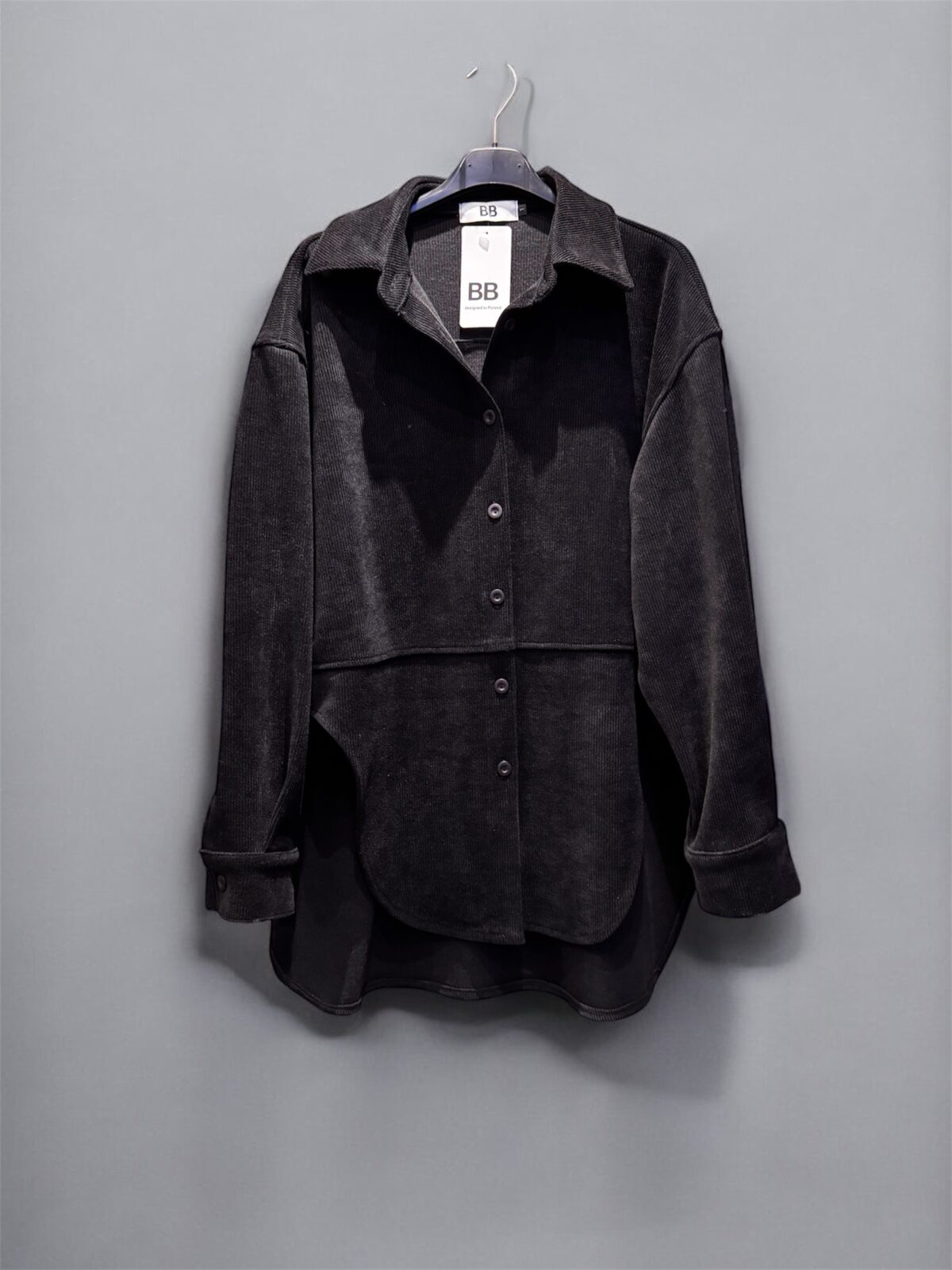 Velvetiniai juodi ilgi marškiniai – patogūs ir stilingi kasdienai