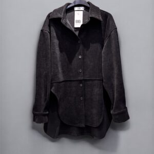 Velvetiniai juodi ilgi marškiniai – patogūs ir stilingi kasdienai