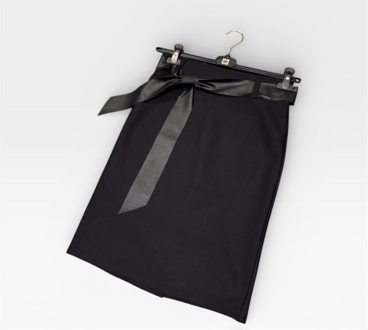 Klasikinis juodas sijonas – tamprus, patogus, su odiniu dirželiu