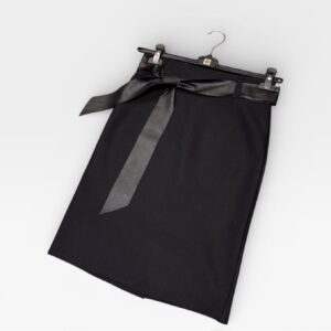 Klasikinis juodas sijonas – tamprus, patogus, su odiniu dirželiu