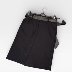 Klasikinis juodas sijonas – tamprus, patogus, su odiniu dirželiu