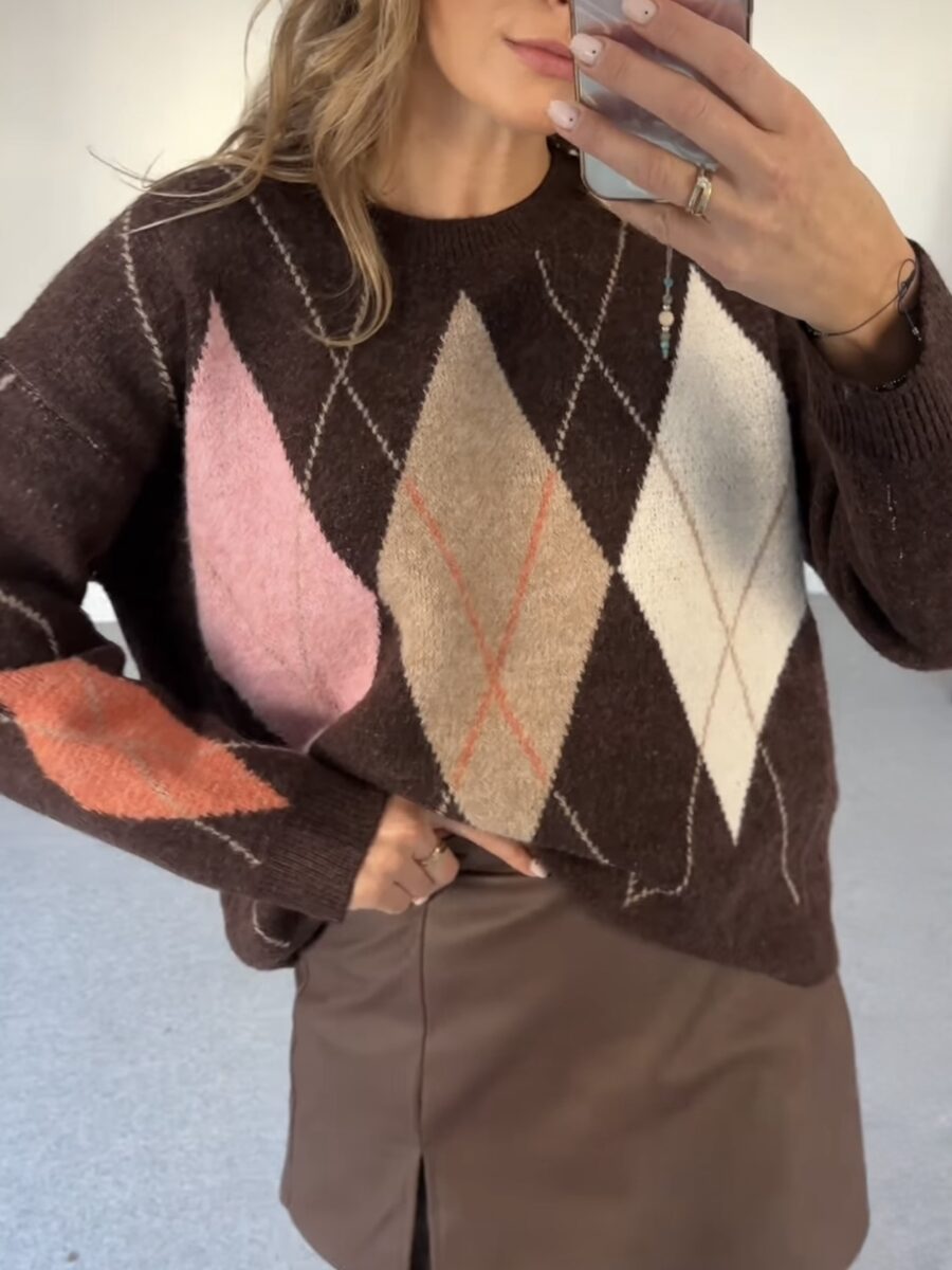 Šiltas megztukas su rombų raštu