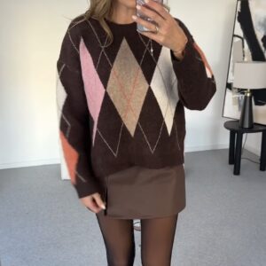 Šiltas megztukas su rombų raštu