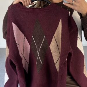 Šiltas megztukas su rombų raštu