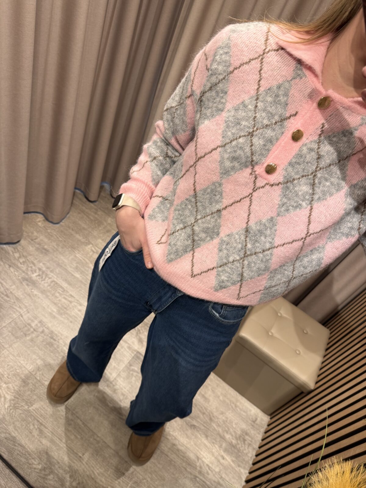 Megztukas su apykakle ir sagutėmis