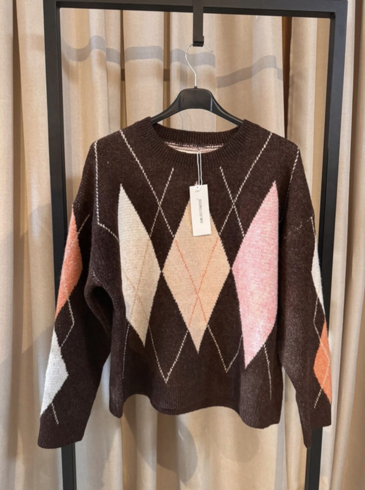 Šiltas megztukas su rombų raštu