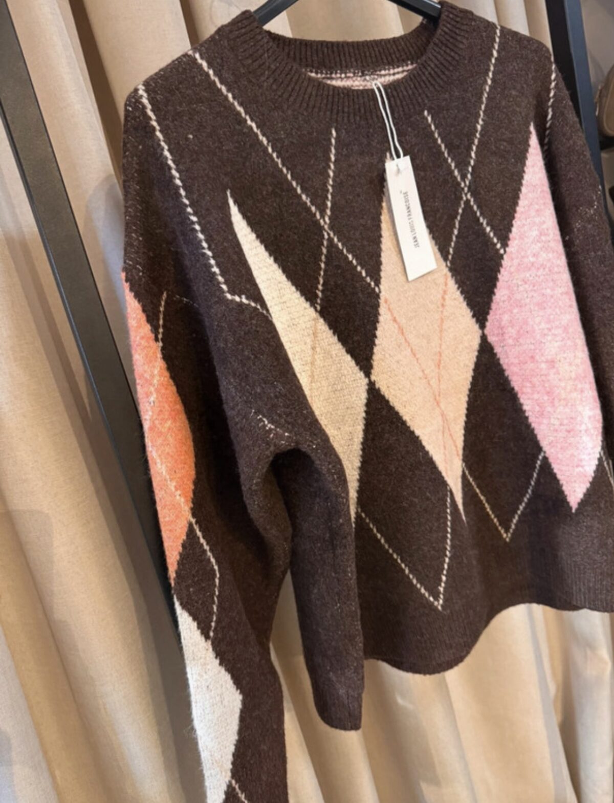 Šiltas megztukas su rombų raštu